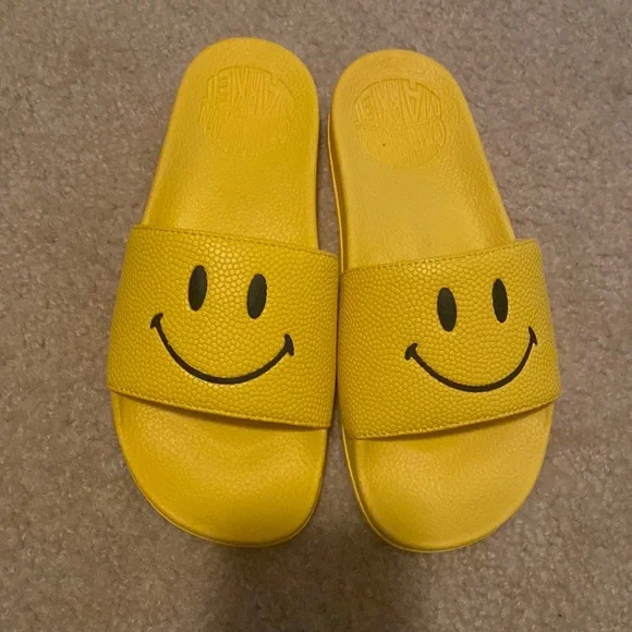 chinatown market | Shoes | Smiley China Town Market Slides  display picture 1